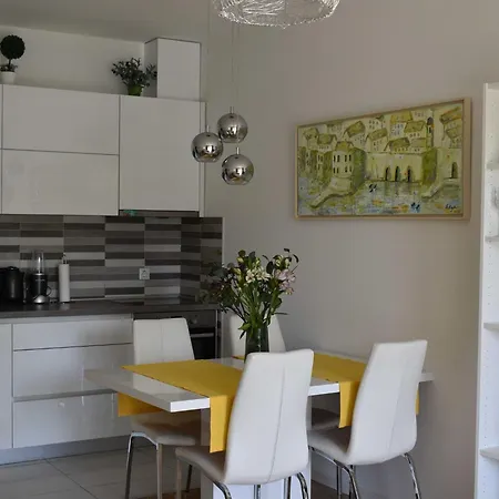 Vapor - Two Bedroom With Balcony *